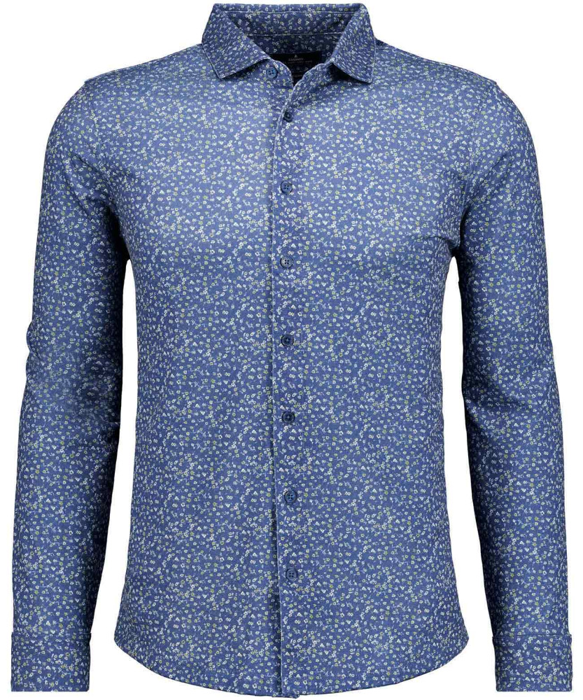 Softknit shirt with minimal design, modern fit
