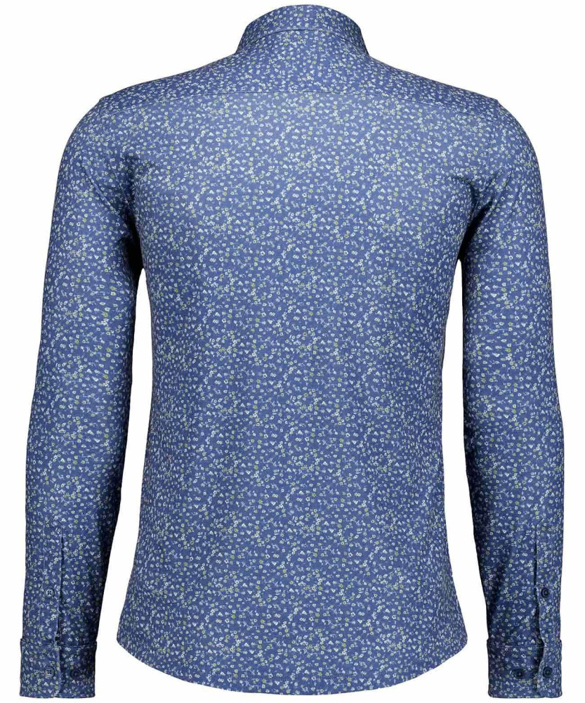 Softknit shirt with minimal design, modern fit