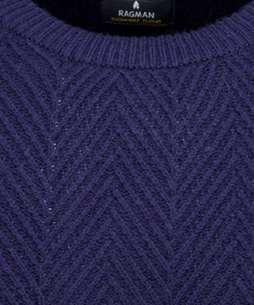 Knitted pullover with herringborn pattern