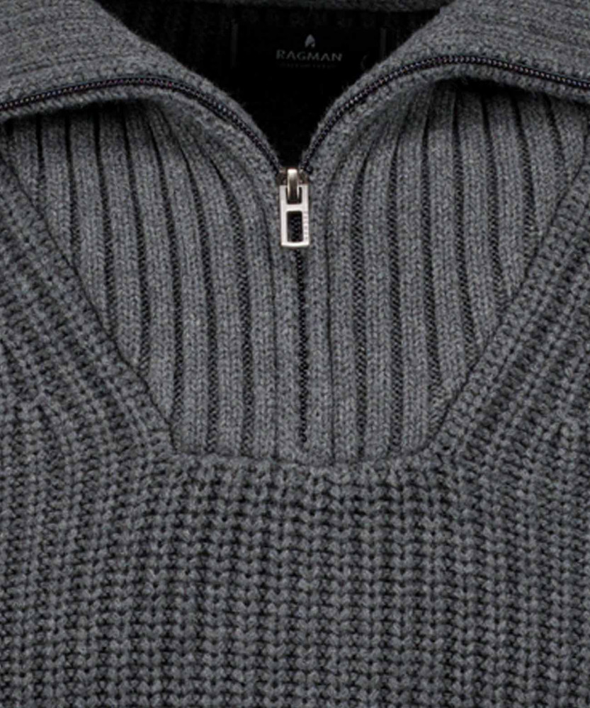 Knitted sweater with troyer collar