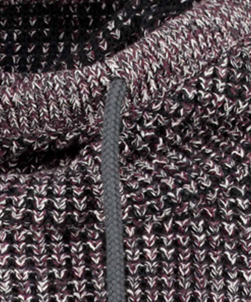 Knitted pullover with special collar