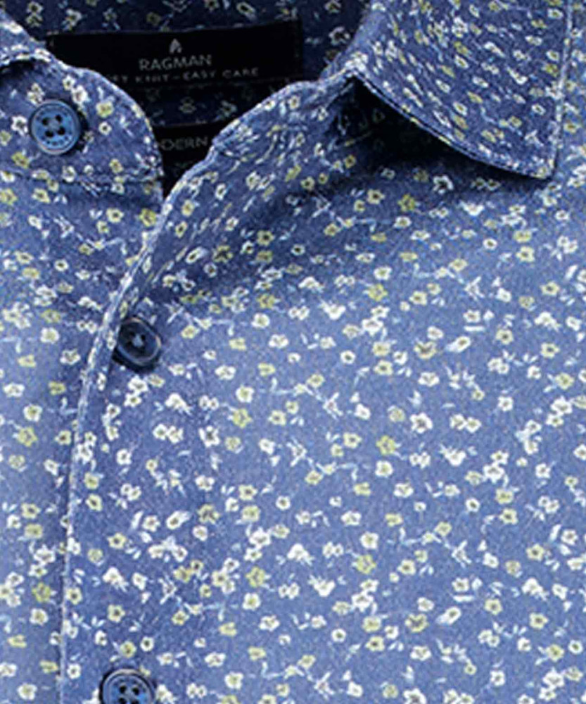 Softknit shirt with minimal design, modern fit